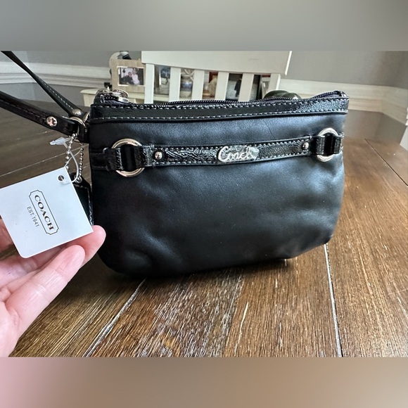 NWT coach wristlet - Picture 5 of 9